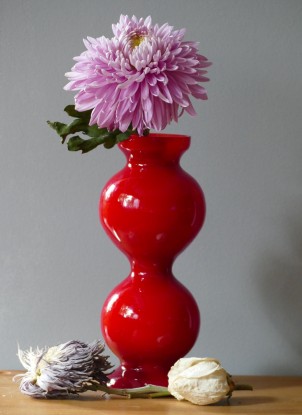 Pedro Almodóvar, Red vase with pink chrysanthemum, 2018